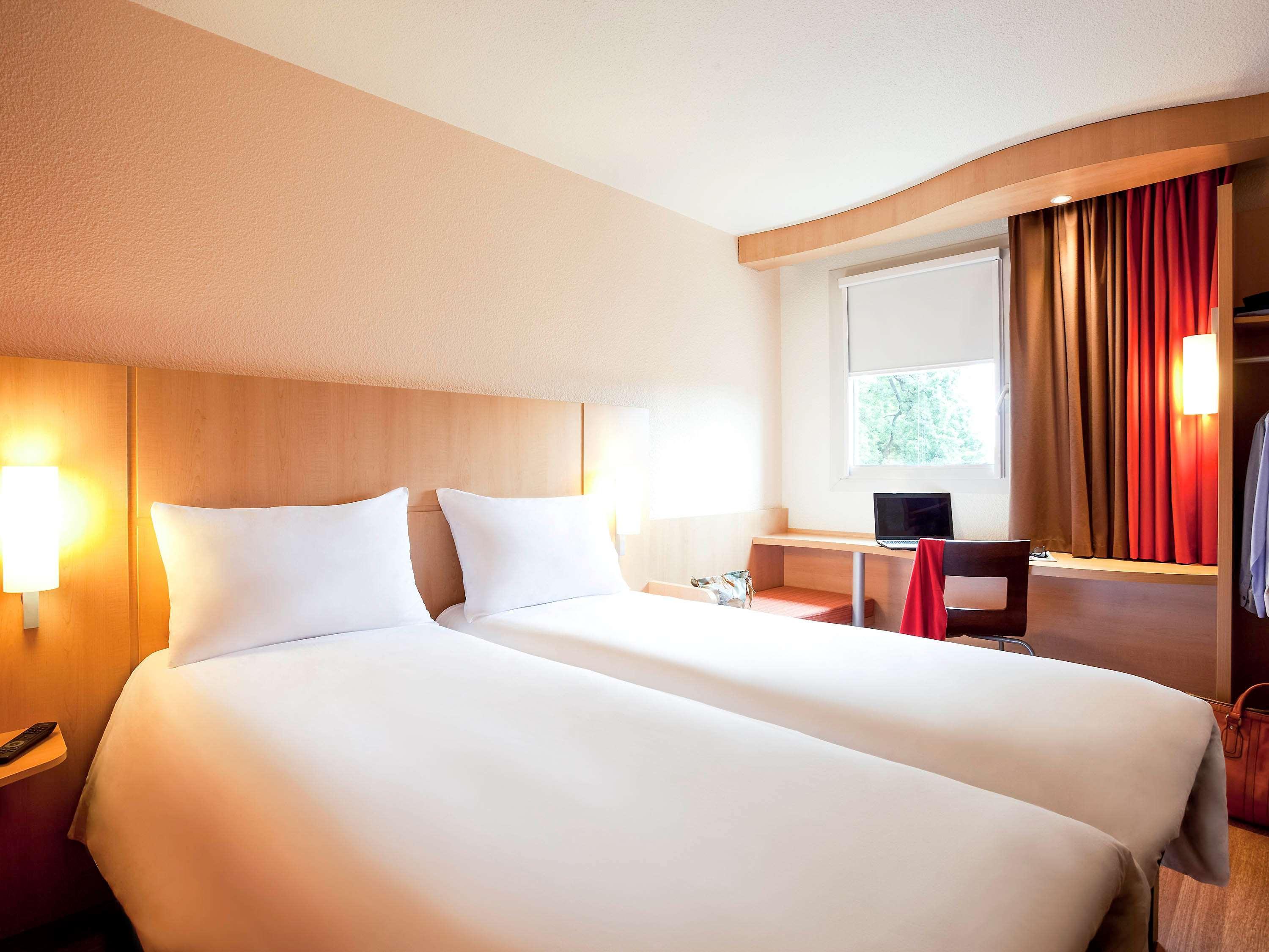 Ibis Lyon Est Chaponnay Hotel Exterior photo
